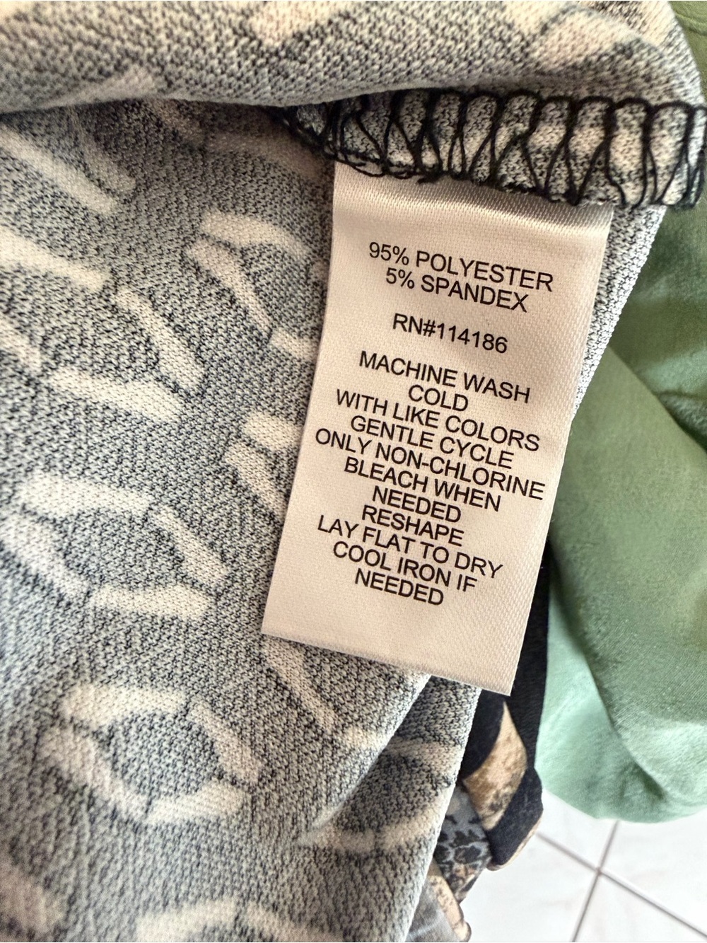 89th + Madison Black & White Patterned V-Neck Women's Top with Cutout Detail L - Picture 8 of 8